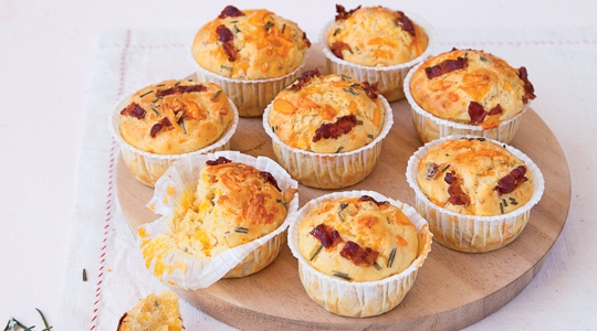 Muffin al formaggio e pancetta affumicata