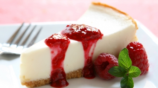 Cheesecake alla salsa di lamponi