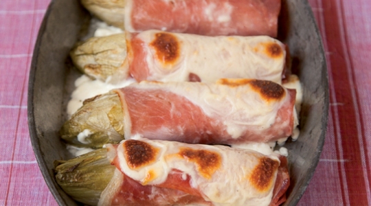 Involtini di indivia al prosciutto con salsa Mornay