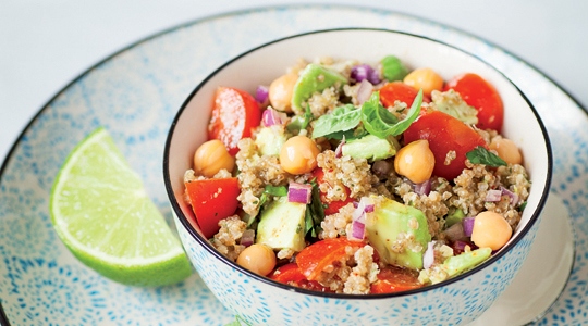 Insalata di quinoa, vinaigrette di pesto al lime