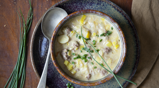 Minestra alla carne trita, porri e formaggio  