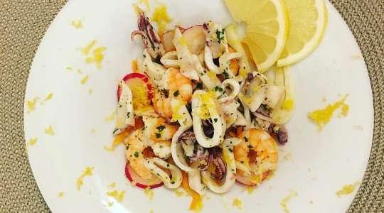 Insalata di calamari e gamberi con verdure